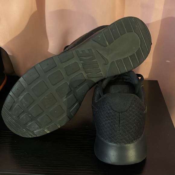Nike Tanjun Triple Black Sneakers DJ6257-002 Women 9.5 very clean smoke free ENV - Picture 4 of 5